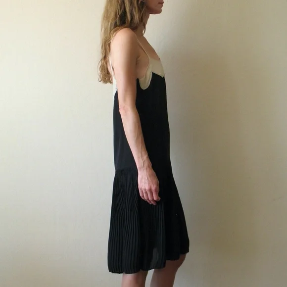 Lyell NYC scalloped silk pleated dress - Picture 6 of 7